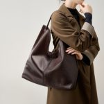 2025 New Vegetable Tanned Cowhide Trendy Large Capacity Textured Tote Versatile Shoulder Underarm Commuter Bag