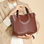 Top Layer Cowhide Minimalist Large Capacity Commuter Tote Versatile Premium Handheld Shoulder Crossbody Bucket Bag